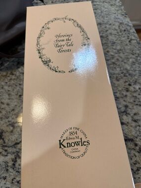 Knowles White and Blue 'Goldilocks' China Tag